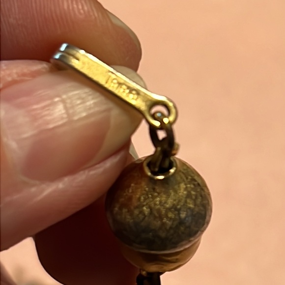 Trifari graduated matte and shiny gold tone free form beads with hook clasp 17 “ - Picture 5 of 5